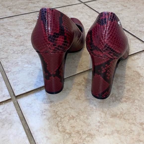 Calvin Klein Octavia Two-Tone Snake Print Pumps in Barn Red, size 9.5 Women’s - Picture 3 of 4